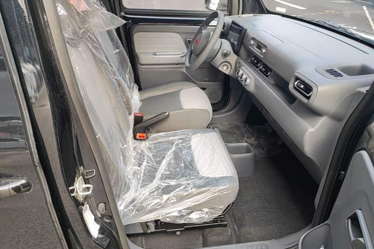 Used Wuling Zhiguang New Energy 2025 Model 305km Ambitious Edition Right Front Seat