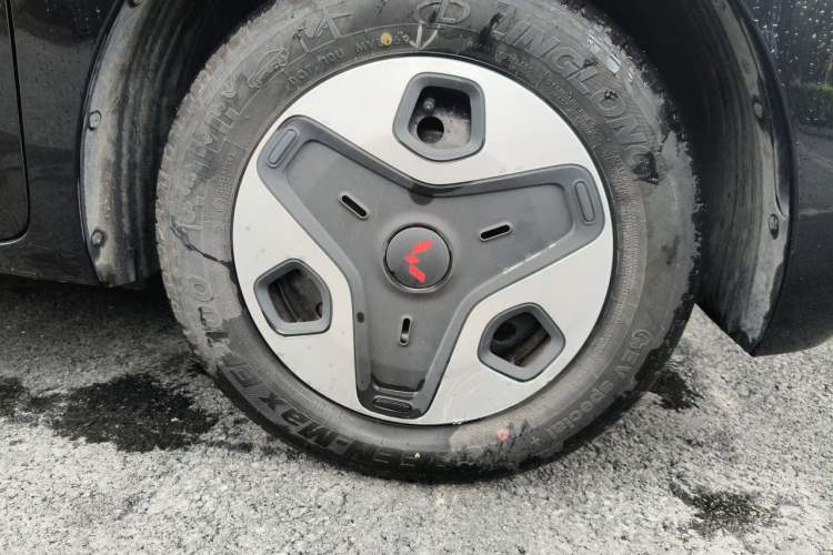 Used Wuling Zhiguang New Energy 2025 Model 305km Ambitious Edition Right Front Wheel Hub