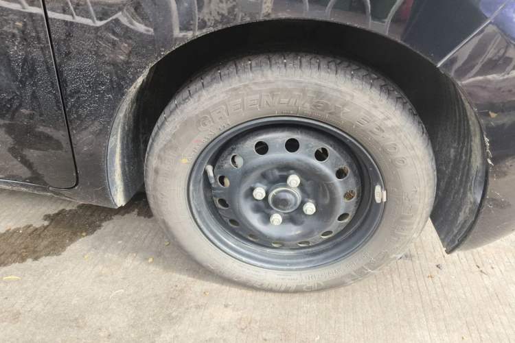 Used Wuling Zhiguang New Energy 2025 Standard Model Right Front Wheel Hub