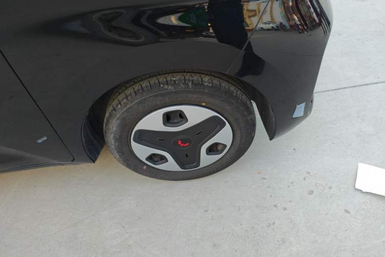 Used Wuling Zhiguang New Energy 2025 Model 305km Ambitious Edition Right Front Wheel Hub