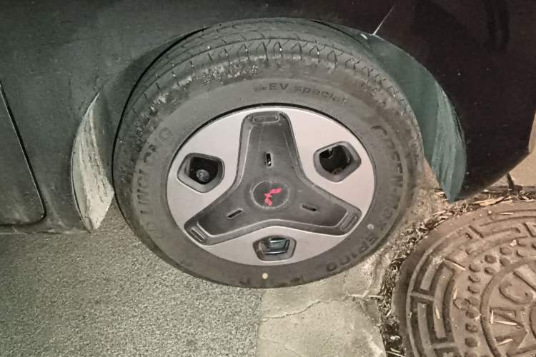 Used Wuling Zhiguang New Energy 2025 Model 305km Ambitious Edition Right Front Wheel Hub