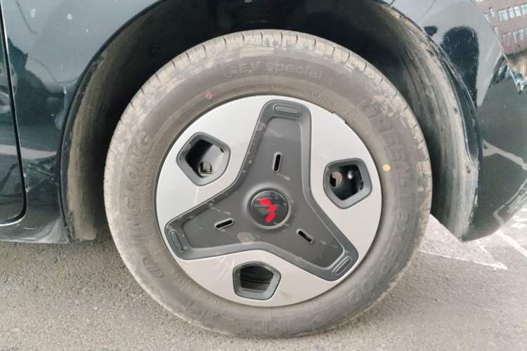 Used Wuling Zhiguang New Energy 2025 Model 305km Ambitious Edition Right Front Wheel Hub