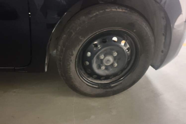 Used Wuling Zhiguang New Energy 2025 Standard Model Right Front Wheel Hub