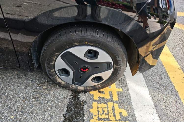 Used Wuling Zhiguang New Energy 2025 Model 305km Ambitious Edition Right Front Wheel Hub