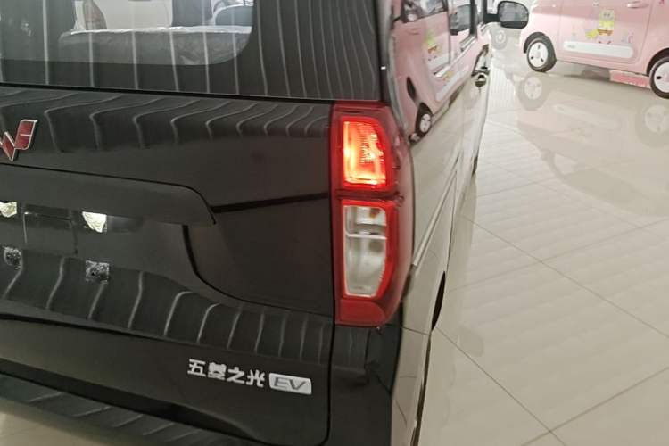 Used Wuling Zhiguang New Energy 2025 Model 305km Ambitious Edition Right Rear Taillight