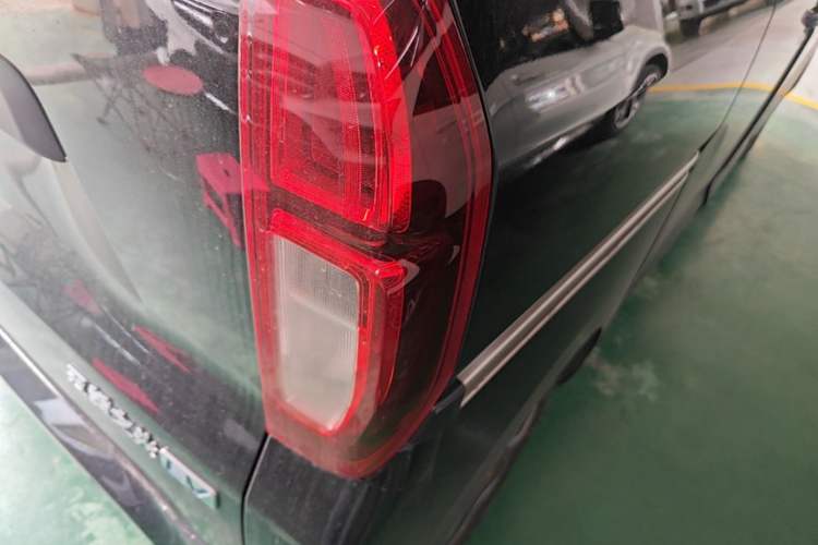 Used Wuling Zhiguang New Energy 2025 Model 305km Ambitious Edition Right Rear Taillight
