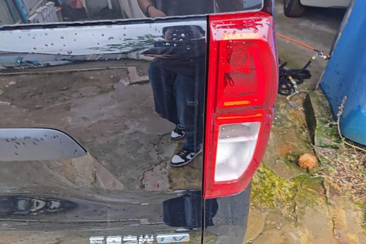Used Wuling Zhiguang New Energy 2025 Model 305km Ambitious Edition Right Rear Taillight