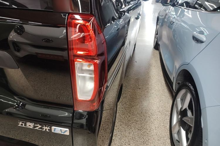 Used Wuling Zhiguang New Energy 2025 Model 305km Ambitious Edition Right Rear Taillight