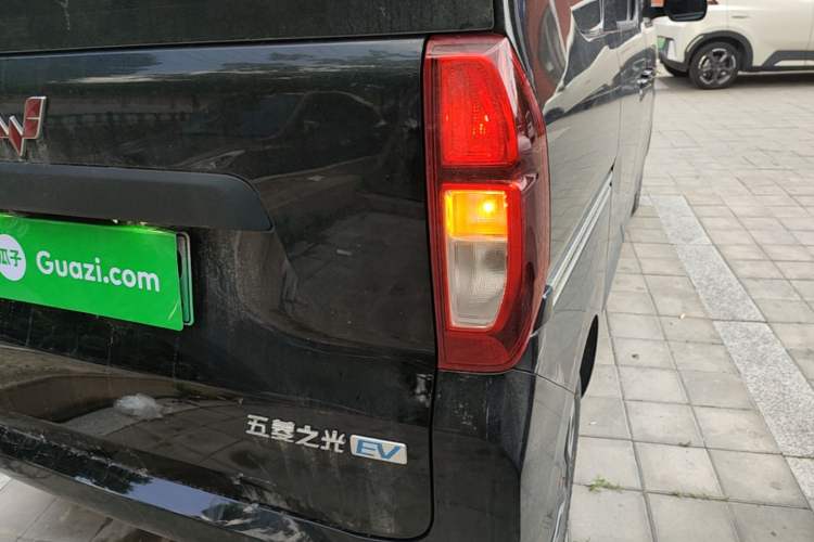 Used Wuling Zhiguang New Energy 2025 Model 305km Ambitious Edition Right Rear Taillight