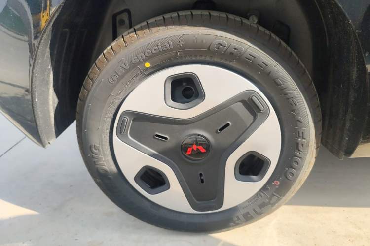 Used Wuling Zhiguang New Energy 2025 Model 305km Ambitious Edition Right Rear Wheel Hub