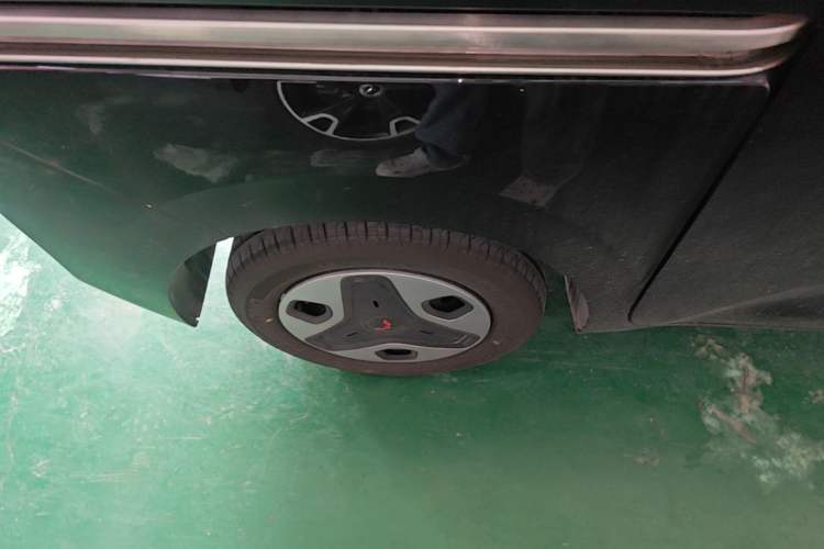 Used Wuling Zhiguang New Energy 2025 Model 305km Ambitious Edition Right Rear Wheel Hub