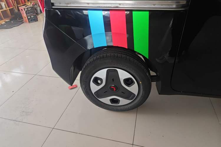 Used Wuling Zhiguang New Energy 2025 Comfort Model Right Rear Wheel Hub