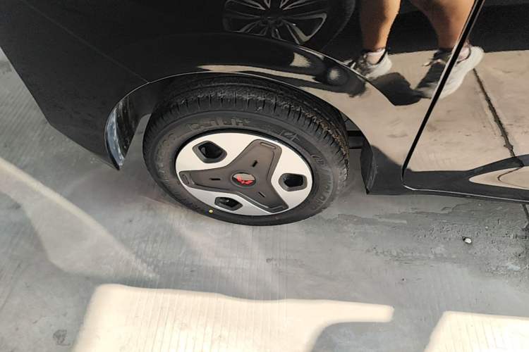 Used Wuling Zhiguang New Energy 2025 Comfort Model Right Rear Wheel Hub