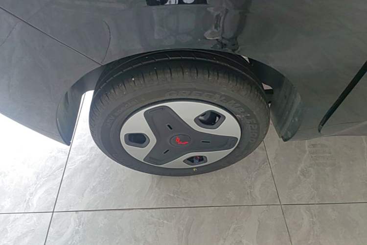 Used Wuling Zhiguang New Energy 2025 Comfort Model Right Rear Wheel Hub