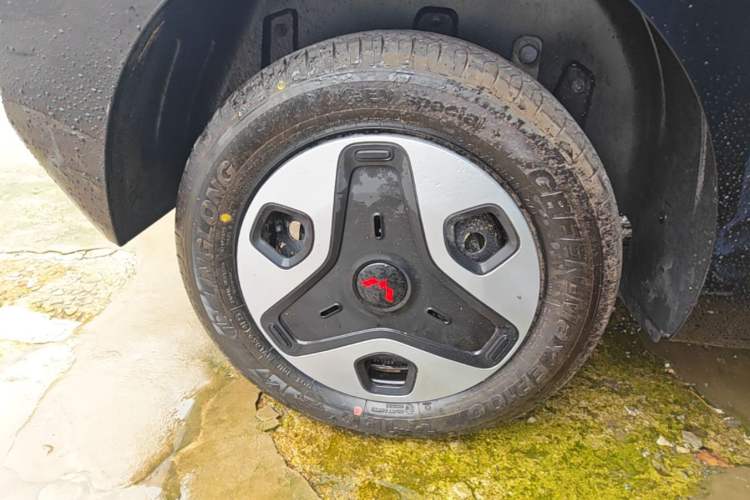 Used Wuling Zhiguang New Energy 2025 Model 305km Ambitious Edition Right Rear Wheel Hub
