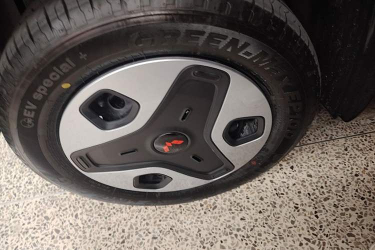 Used Wuling Zhiguang New Energy 2025 Model 305km Ambitious Edition Right Rear Wheel Hub