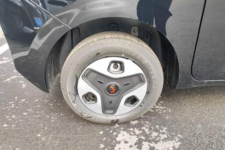 Used Wuling Zhiguang New Energy 2025 Model 305km Ambitious Edition Right Rear Wheel Hub