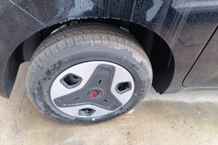 Used Wuling Zhiguang New Energy 2025 Model 305km Ambitious Edition Right Rear Wheel Hub