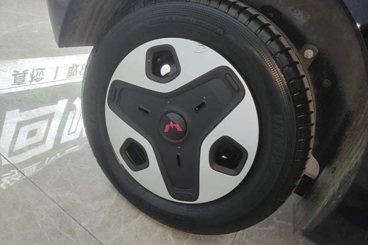 Used Wuling Zhiguang New Energy 2025 Standard Model Right Rear Wheel Hub