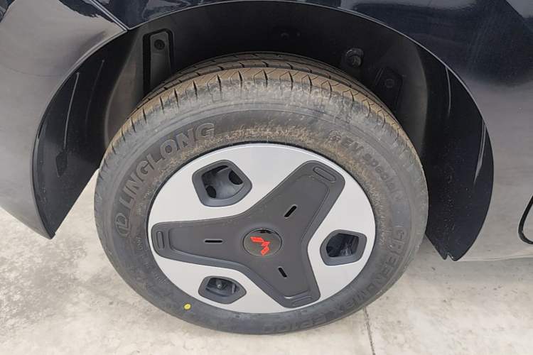 Used Wuling Zhiguang New Energy 2025 Model 305km Ambitious Edition Right Rear Wheel Hub