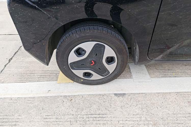 Used Wuling Zhiguang New Energy 2025 Model 305km Ambitious Edition Right Rear Wheel Hub