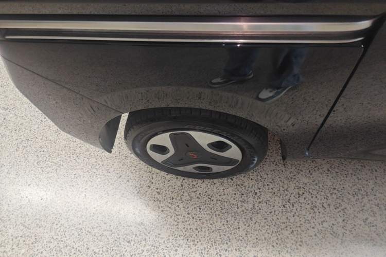 Used Wuling Zhiguang New Energy 2025 Comfort Model Right Rear Wheel Hub