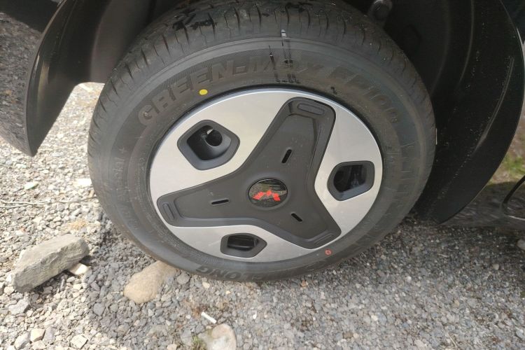 Used Wuling Zhiguang New Energy 2025 Model 305km Ambitious Edition Right Rear Wheel Hub
