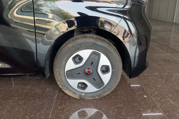 Used Wuling Zhiguang New Energy 2025 Model 305km Ambitious Edition Right Rear Wheel Hub