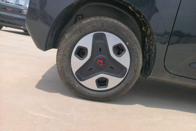 Used Wuling Zhiguang New Energy 2025 Comfort Model Right Rear Wheel Hub
