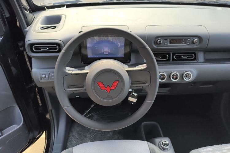 Used Wuling Zhiguang New Energy 2025 Model 305km Ambitious Edition Steering Wheel