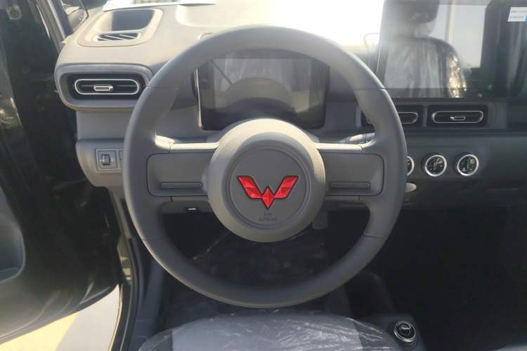 Used Wuling Zhiguang New Energy 2025 Model 305km Ambitious Edition Steering Wheel