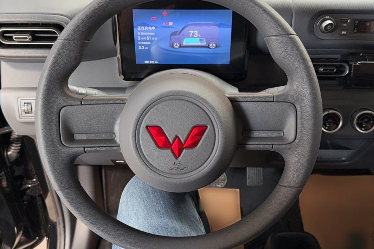 Used Wuling Zhiguang New Energy 2025 Model 305km Ambitious Edition Steering Wheel
