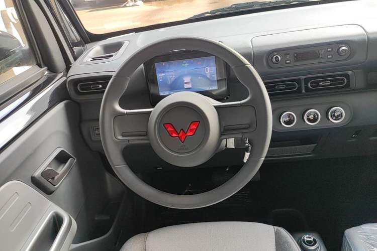 Used Wuling Zhiguang New Energy 2025 Model 305km Ambitious Edition Steering Wheel