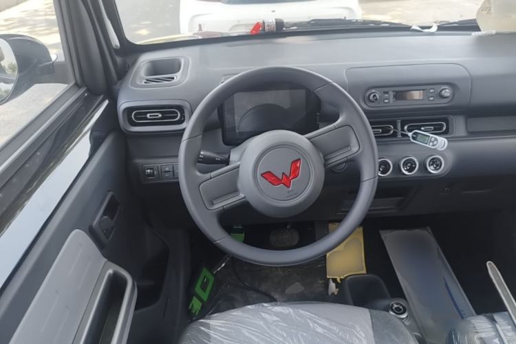 Used Wuling Zhiguang New Energy 2025 Model 305km Ambitious Edition Steering Wheel