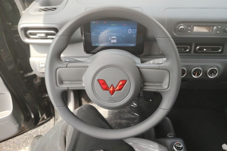 Used Wuling Zhiguang New Energy 2025 Model 305km Ambitious Edition Steering Wheel
