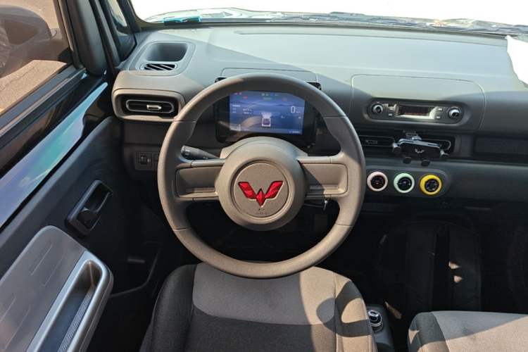 Used Wuling Zhiguang New Energy 2025 Model 305km Ambitious Edition Steering Wheel