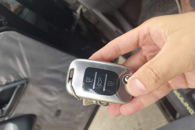 Used Wuling Zhiguang New Energy 2025 Standard Model Vehicle Key