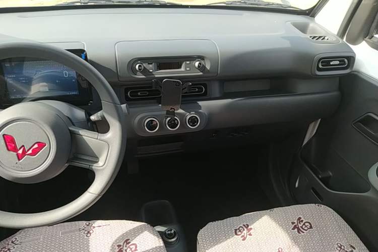 Used Wuling Zhiguang New Energy 2025 Model 305km Ambitious Edition Audio And AC Panel