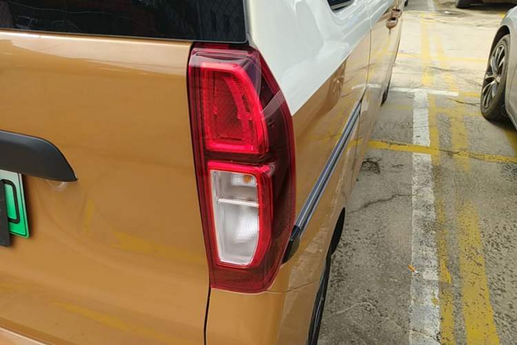 Used Wuling Zhiguang New Energy 2025 Model 305km Ambitious Edition Right Rear Taillight