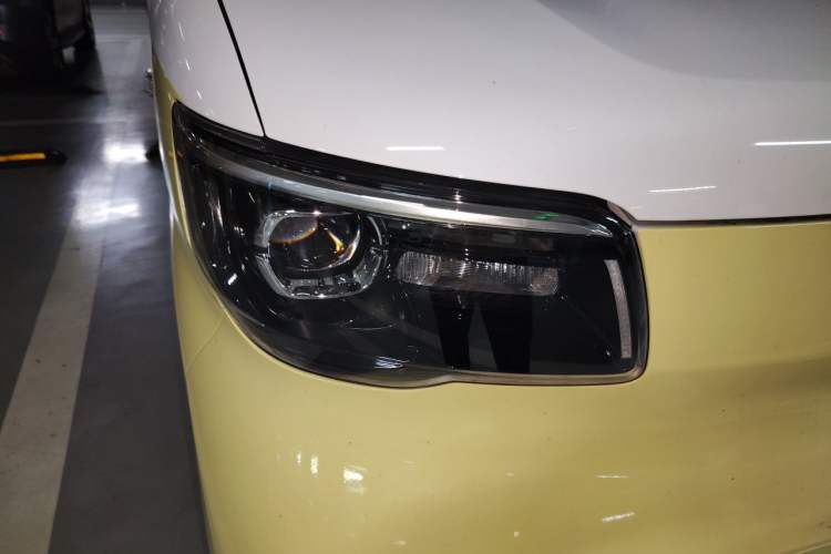 Used Wuling Zhiguang New Energy 2025 Comfort Model Right Front Headlight