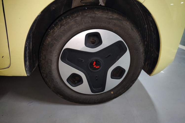 Used Wuling Zhiguang New Energy 2025 Comfort Model Right Front Wheel Hub