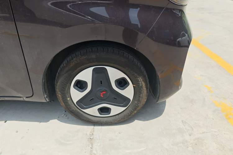 Used Wuling Zhiguang New Energy 2025 Comfort Model Right Front Wheel Hub