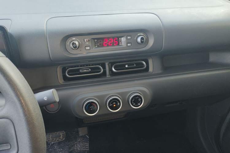 Used Wuling Zhiguang New Energy 2025 Model 305km Ambitious Edition Audio And AC Panel