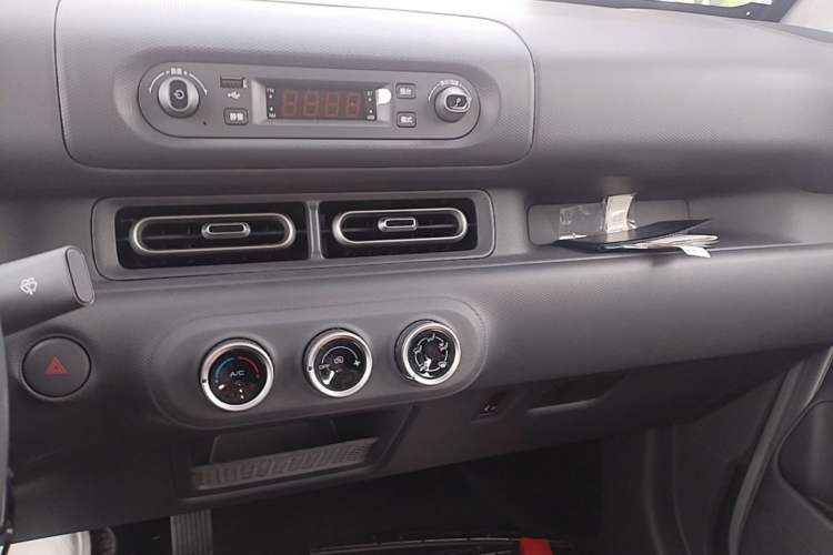 Used Wuling Zhiguang New Energy 2025 Model 305km Ambitious Edition Audio And AC Panel