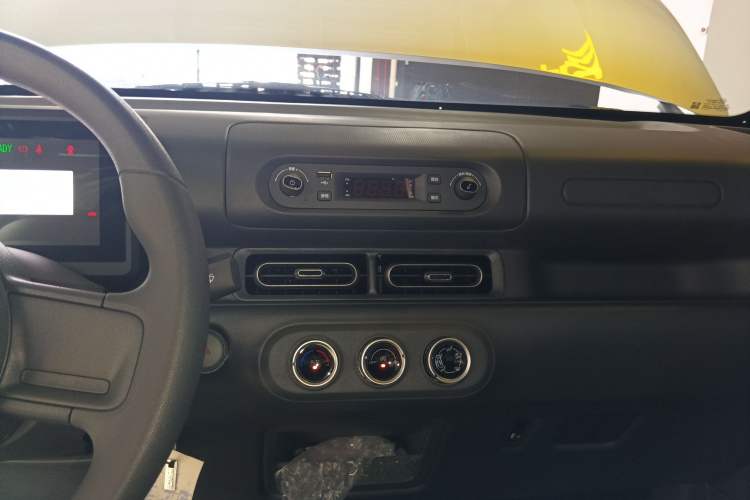 Used Wuling Zhiguang New Energy 2025 Comfort Model Audio And AC Panel