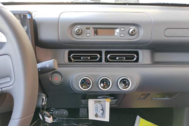 Used Wuling Zhiguang New Energy 2025 Comfort Model Audio And AC Panel