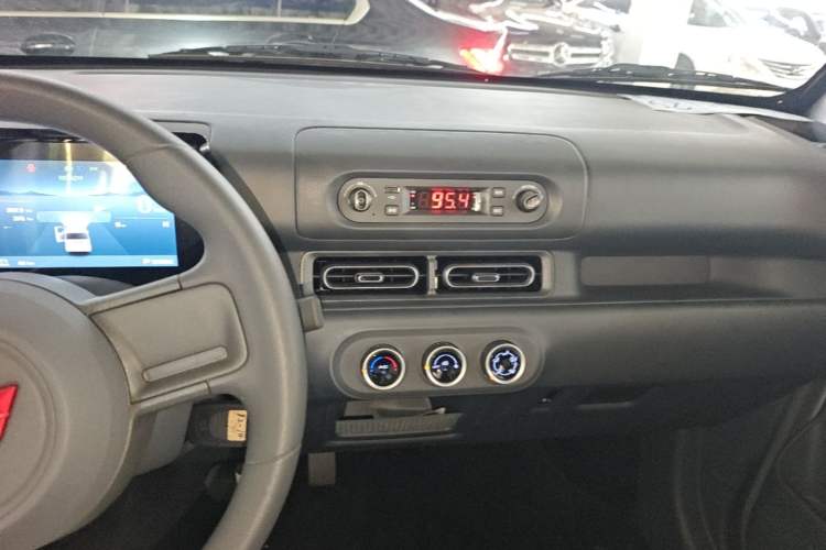 Used Wuling Zhiguang New Energy 2025 Model 305km Ambitious Edition Audio And AC Panel
