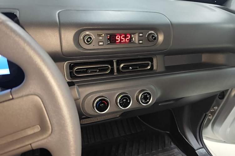 Used Wuling Zhiguang New Energy 2025 Model 305km Ambitious Edition Audio And AC Panel