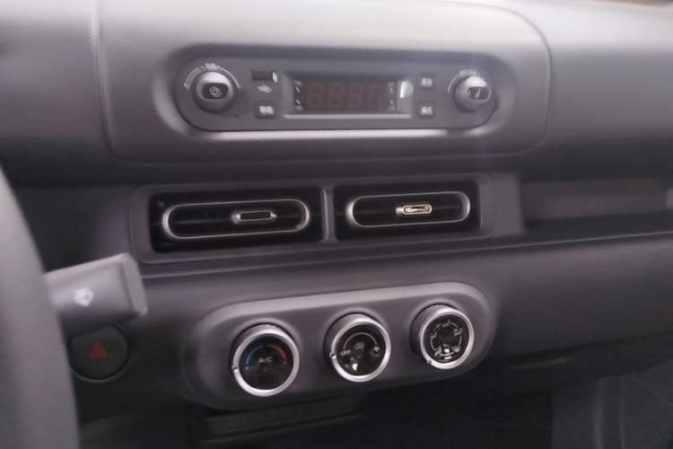 Used Wuling Zhiguang New Energy 2025 Model 305km Ambitious Edition Audio And AC Panel