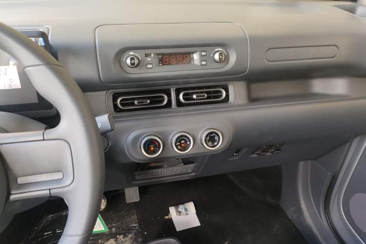 Used Wuling Zhiguang New Energy 2025 Standard Model Audio And AC Panel